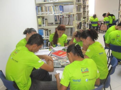 Alunos em atividade na sala de leitura