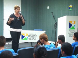 Maria Celi passa mensagem de incentivo aos alunos